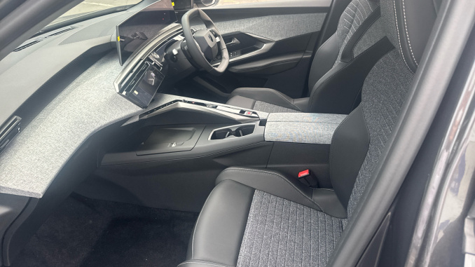 Peugeot 3008 157kW Allure 73kWh 5dr Auto Electric Estate - Image 11